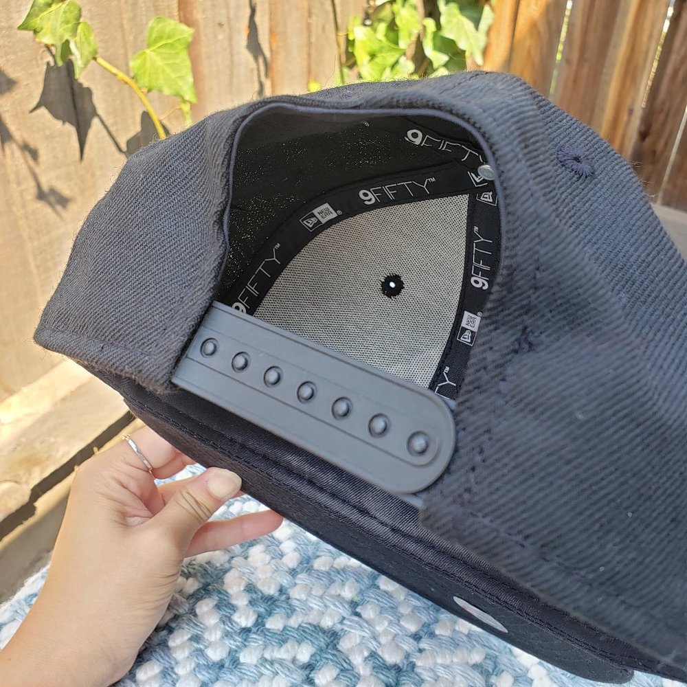 NEW ERA Black Glitter NY Snapback Hat! - Picture 3 of 16